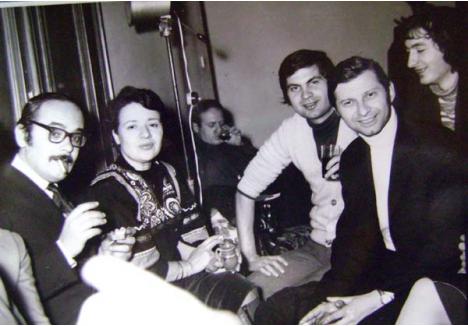 COLEGI "DE POVESTE". În poza făcută la mijlocul anilor '70 apar, de la stânga la dreapta, Barabas Szabo, Gabriela Crişan, Arpad Hadnagy, Alexandru Săşianu, Florian Costin şi Liviu Vălenaş (în colţ). Din cei şase muzeografi, doi sunt informatori dovediţi. Vălenaş a aflat că Hadnagy a semnat turnătorii cu numele Kovacs Ştefan, iar prietenul său Săşianu cu numele Costică. Ambii recomandau Securităţii să nu-l lase în străinătate